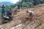 kondisi-jalan-pasca-lokasi-longsor-di-kecamatan-sukajaya.jpg
