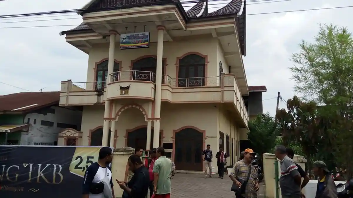 Gedung Masyarakat Minang 'Diteror'  Kepala Babi