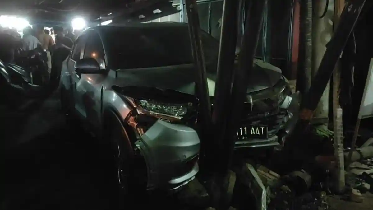 Diduga Ngantuk, Minibus Honda HR-V Hantam Tiga Warung di Kisaran