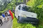 Sebuah-kendaraan-Minibus-mengalami-kecegjghjhgjghj.jpg