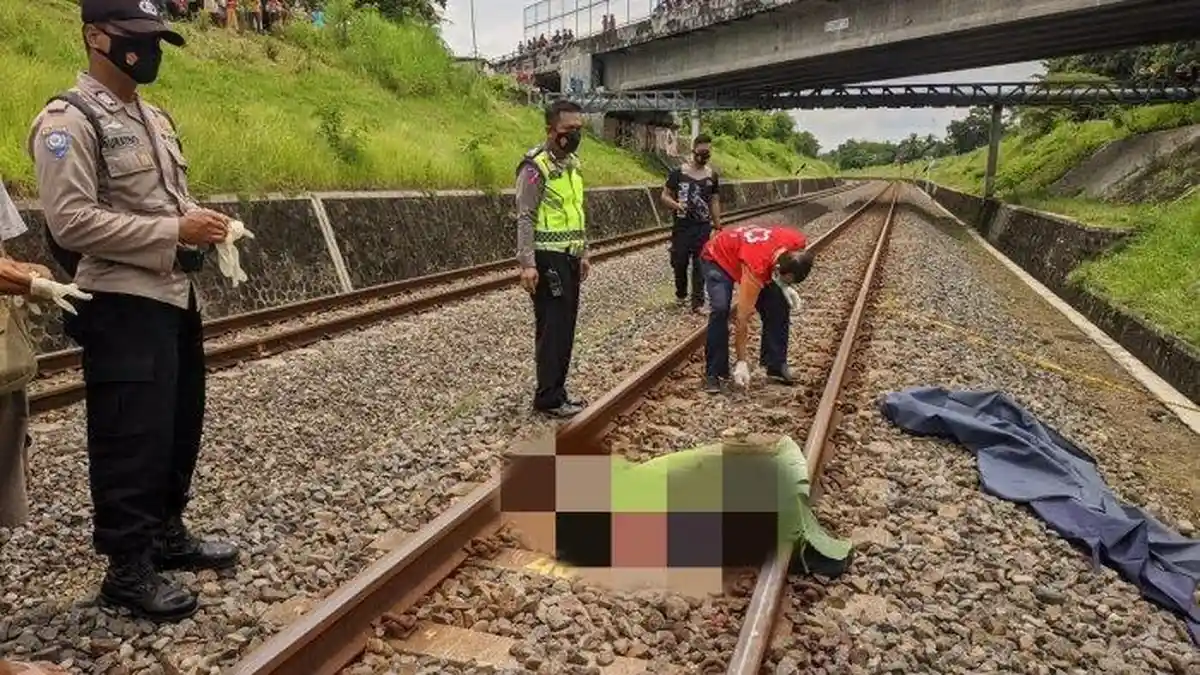 JALAN Kaki Lewat Rel usai Beli Solar, Kakek di Probolinggo Tewas Tertabrak KA, Bingung Ada Jembatan