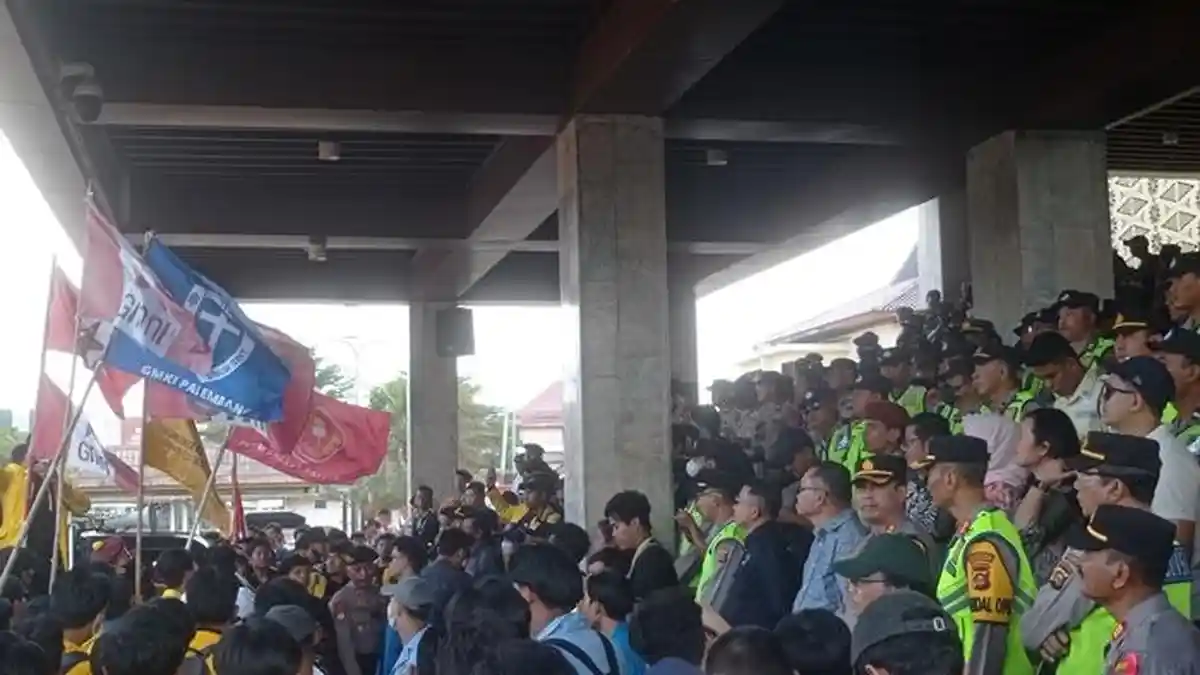 Mahasiswa di Palembang Kecewa Ketua DPRD Sumsel Tak Ada di Kantor, Massa Aksi : Uhhh