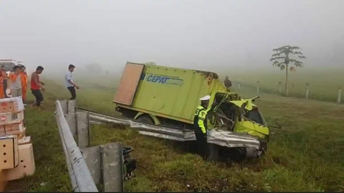 Truk Box Ekpedisi Hantam Pembatas Tol Solo-Ngawi, Begini Nasib Sopir dan Kernetnya
