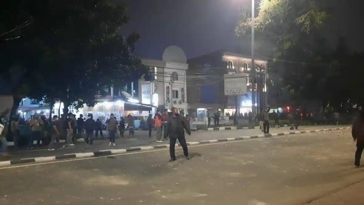 Polisi Bubarkan Bentrokan di Pancoran, Massa Saling Lempar Batu dan Bom Molotov 