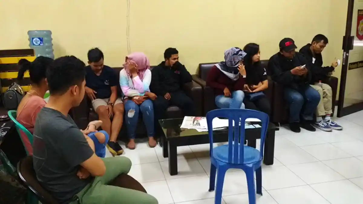 Seorang Wanita Bersama Dua Pria Kepergok Polisi di dalam Satu Kamar Hotel