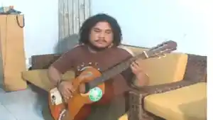 Ponsi-membawakan-lagu-daerah-Lembata-NTT-judul-Kiden-Ana.jpg
