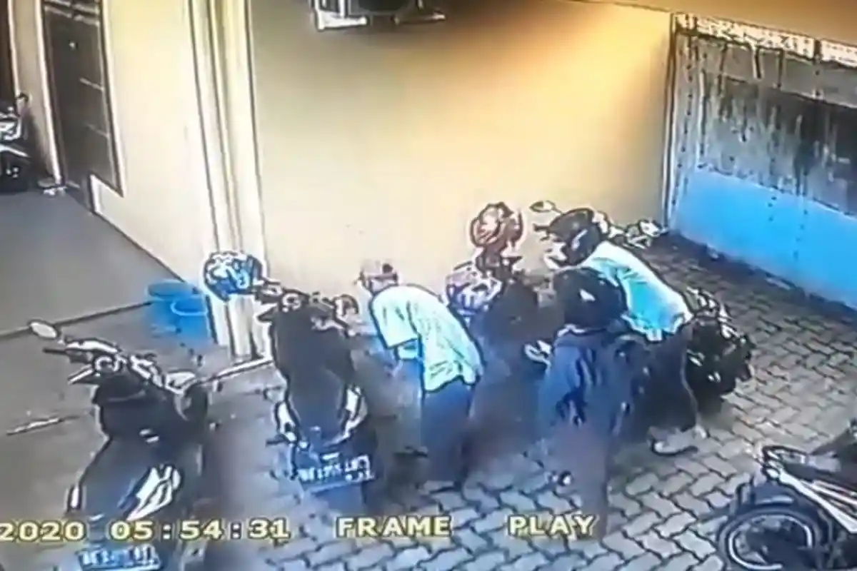 Detik-detik Komplotan Curanmor Gasak 3 Motor di Indekos Bandar Lampung Terekam CCTV