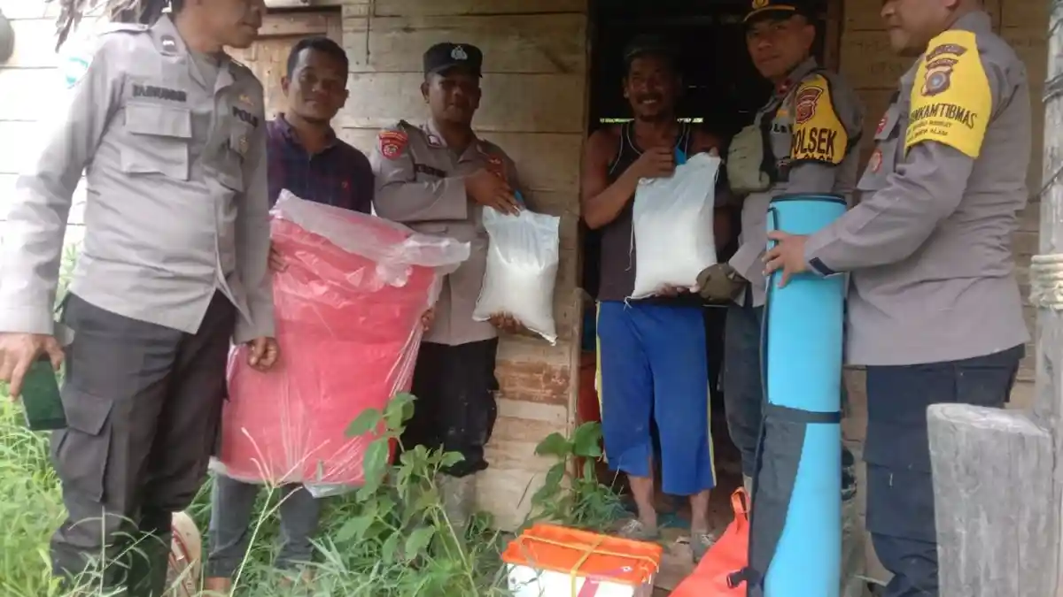 Polsek Banda Alam Bantu Warga yang Rumahnya Dirusak Gajah Liar