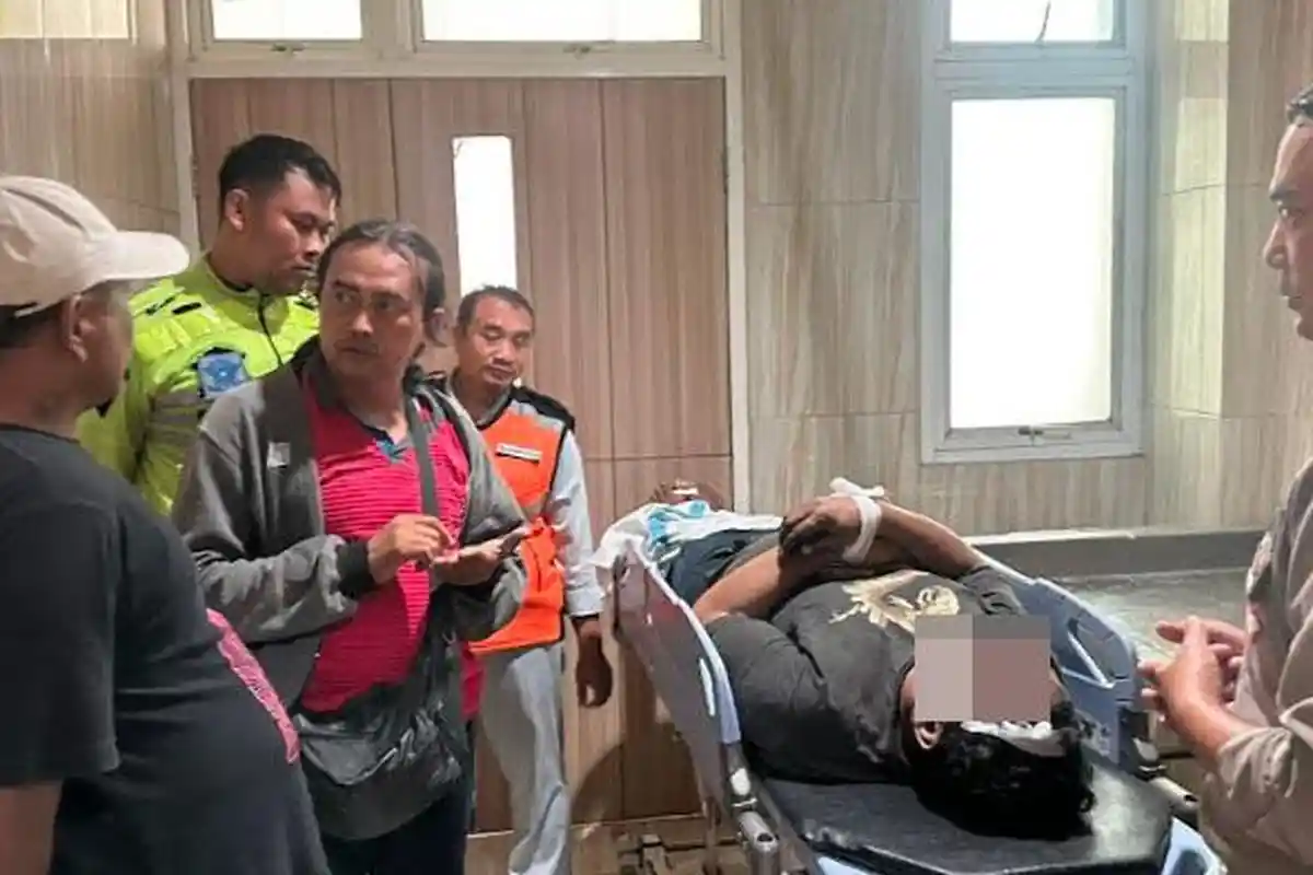 Sopir Truk Ambruk saat Mengganti Ban di Gerbang Tol Kebomas Gresik, Meninggal Dunia