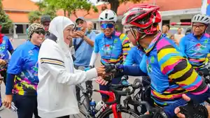 Gubernur-Jawa-Timur-Khofifah-Indar-Parawansa-Sambut-Peserta-Tour-de-Jakarta.jpg