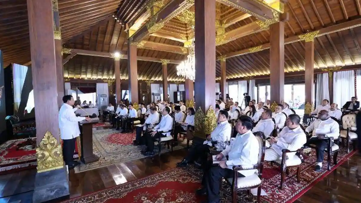Prabowo yang Memberikan Arahan kepada Calon Menteri di Hari Pertama, Gibran Mendengarkan