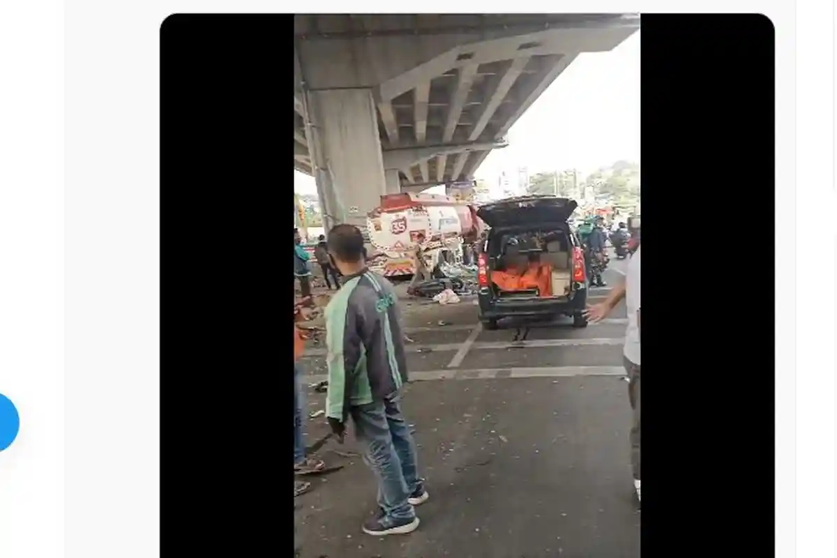 Video Kecelakaan Maut di Cibubur, Perekam Syok: Inalillahi, di Kolong Truk Masih Banyak Orang