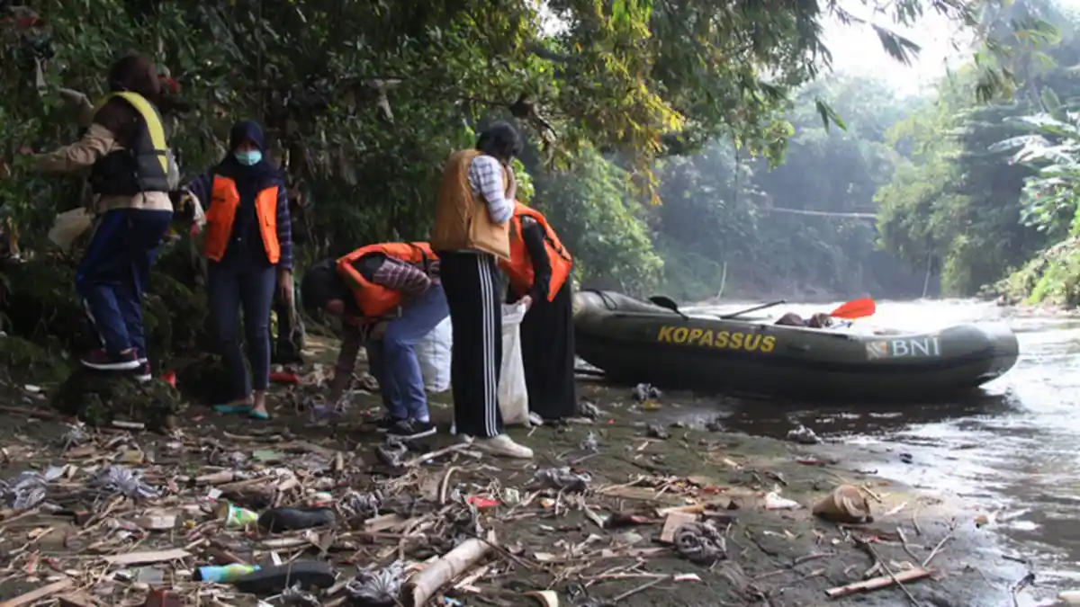 TNI Gelar Bersih-bersih Kali Cabang Timur dan Situ Puspa Tiga Hari