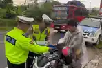 Anggota-Polres-Way-Kanan-membantu-pemudik.jpg