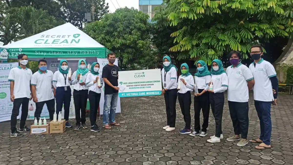 PEDULI MASJID, PT Victoria Care Indonesia Semprot Disinfektan dan Beri Bantuan ke Masjid Al-Jihad