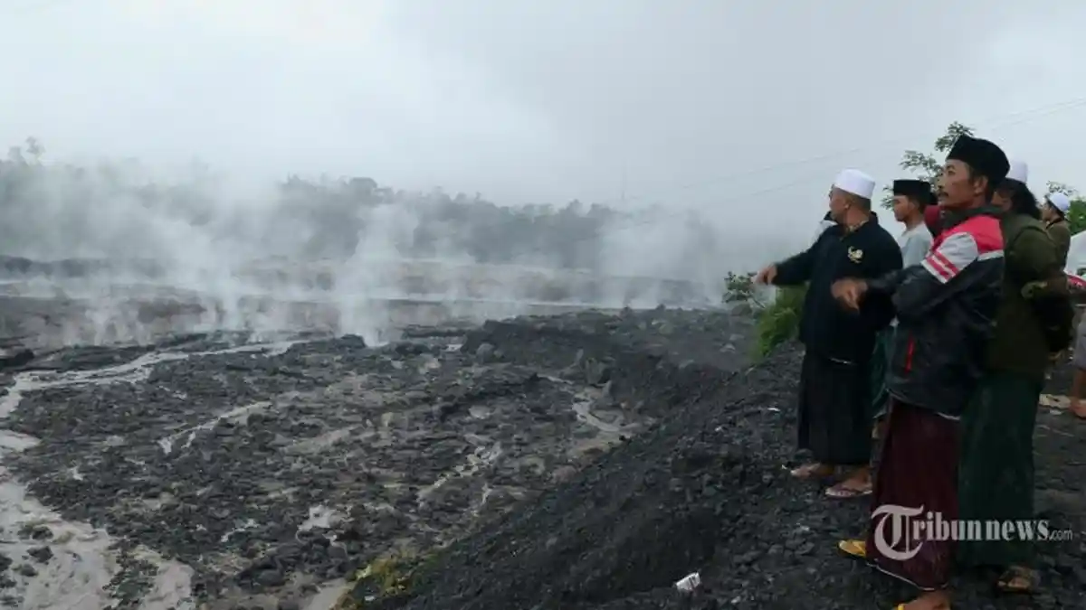 Gunung Semeru Masih Keluarkan Letusan Asap, Akses Jalan Terputus Karena Dampak Erupsi