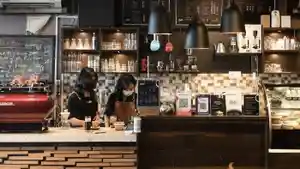 Barista-tengah-menyiapkan-pesanan-di-Cold-N-Brew.jpg
