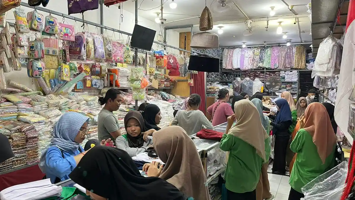 Tahun Ajaran Baru, Toko Seragam Dalimo Pasar Ciputat Diserbu Pembeli, Sehari Jual 100 Seragam