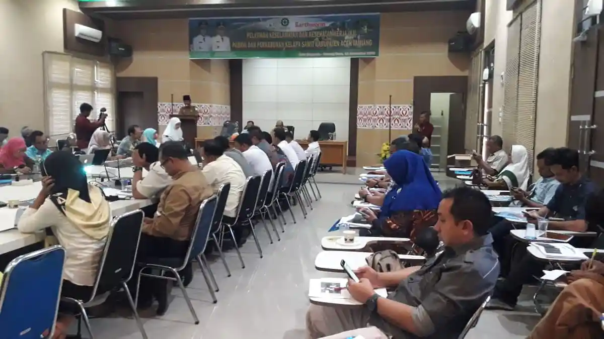 Berisiko Kerja Tinggi, Pekerja Pabrik dan Perkebunan Sawit Dibekali Ilmu Kesehatan dan Keselamatan