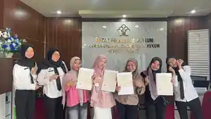 4-mahasiswi-Tomakaka-terima-sertifikat.jpg