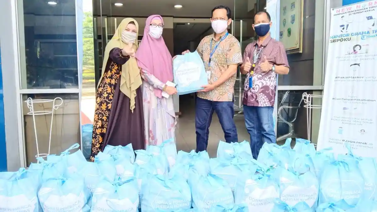 Dana Kemanusiaan Kompas Salurkan Paket Isoman Bagi Warga di Sekitar Kantor Operasional