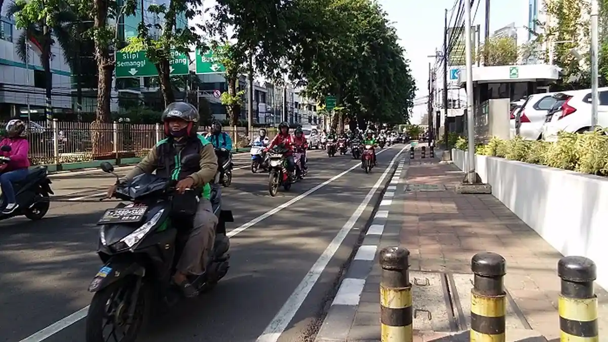 Jalur Sepeda di Jalan Tomang Raya Banyak Dimasuki Sepeda Motor, Petugas Kemana Ya?