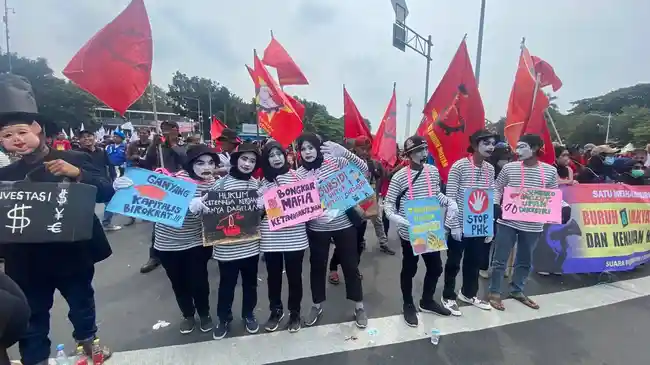 Hari Buruh 2024, Demonstran Dandan Seperti Pantomim, Suarakan Tuntutan