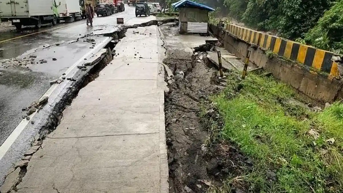 Waspada! Ruas Jalan Padang-Bukittinggi di Lembah Anai Retak-Retak Pasca Longsor