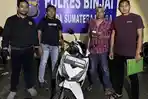 Timsus-anti-begal-Polres-Binjai-menyerahkan-sepeda-motor-warga-Aceh.jpg