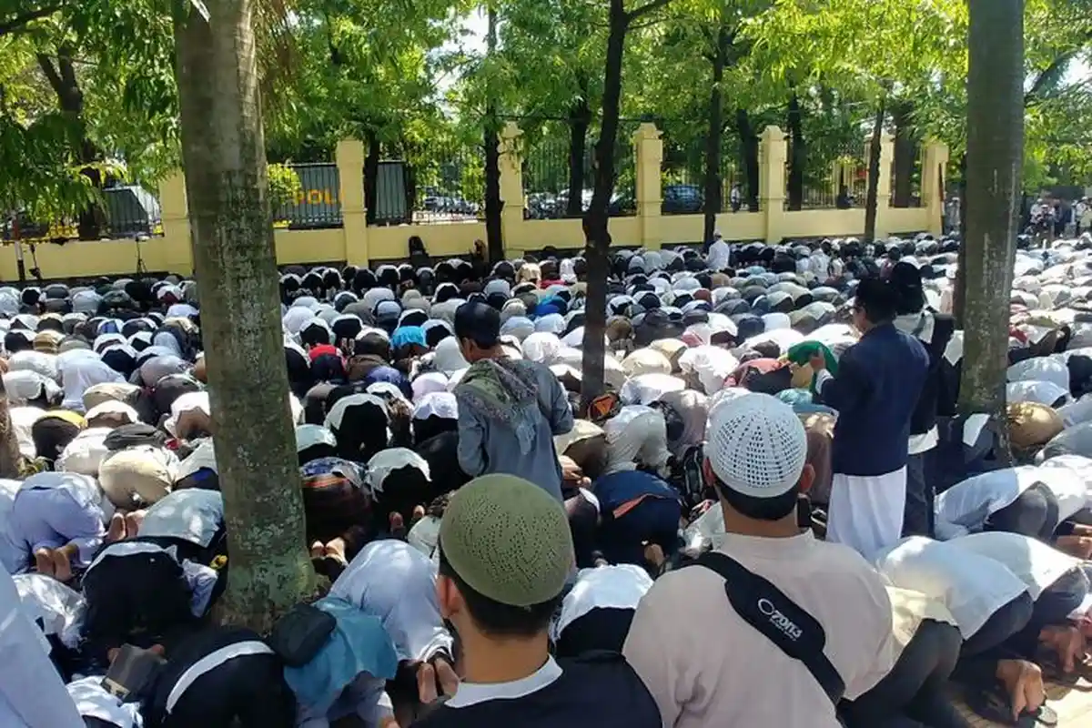 Anggota HTI Ini Menangis Gugatan Ormasnya Ditolak PTUN, Rekan Lain Justru Sujud Syukur