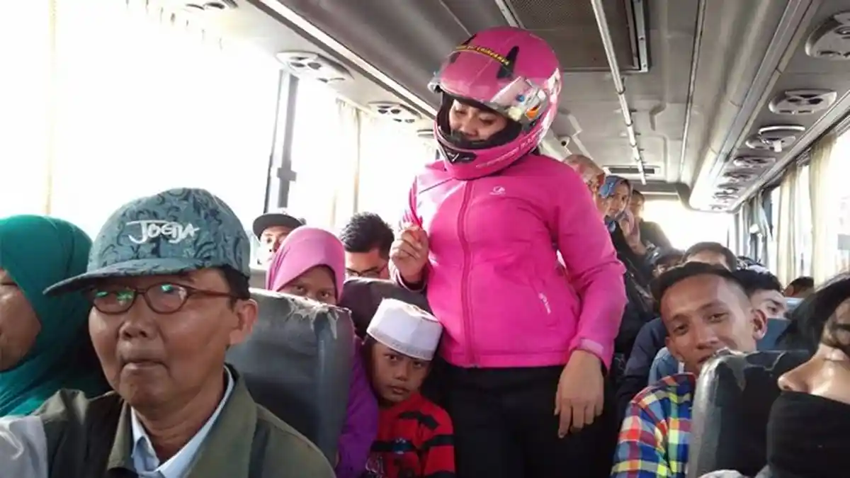 Wanita Pakai Helm di Dalam Bus Agak Aneh Ternyata Dia Lakukan Ini