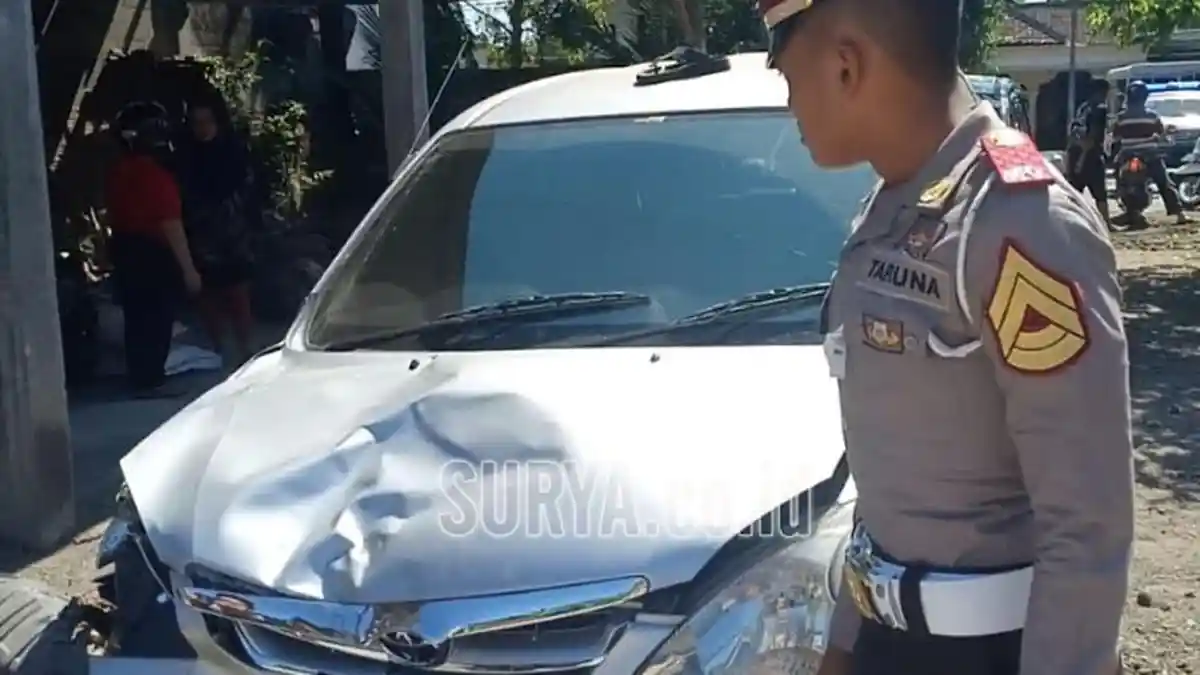 Avanza Hantam Dua Sepeda Motor di Kota Blitar, Satu Orang Alami Luka Berat