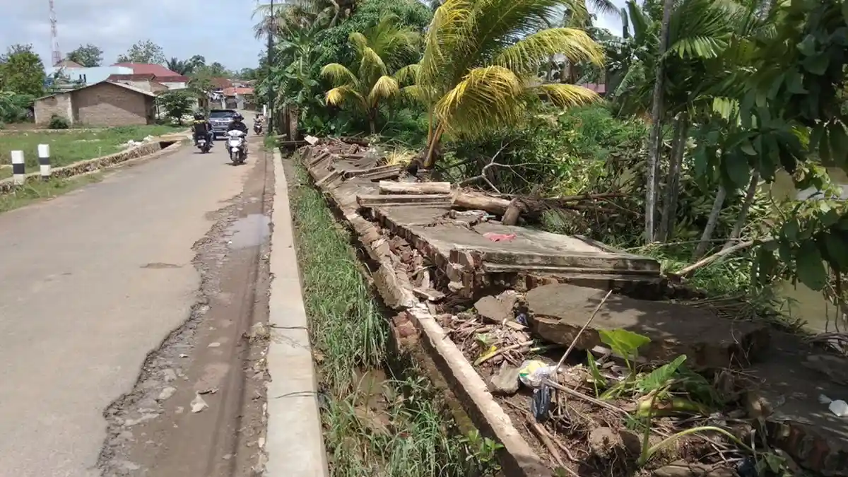 Banjir Terjang Pagar Rumah Warga Tanjung Senang hingga Roboh