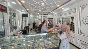 penjual-emas-melayani-pembeli-emas-di-Aceh-timur_2026_.jpg