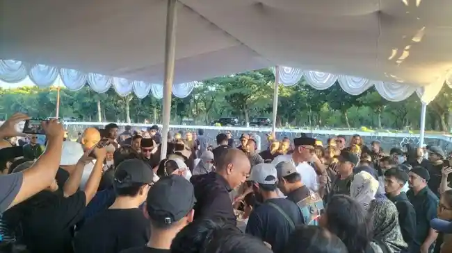Keluarga Terharu Pemakaman Ade Paloh Vokalis SORE Ramai Dihadiri Pelayat