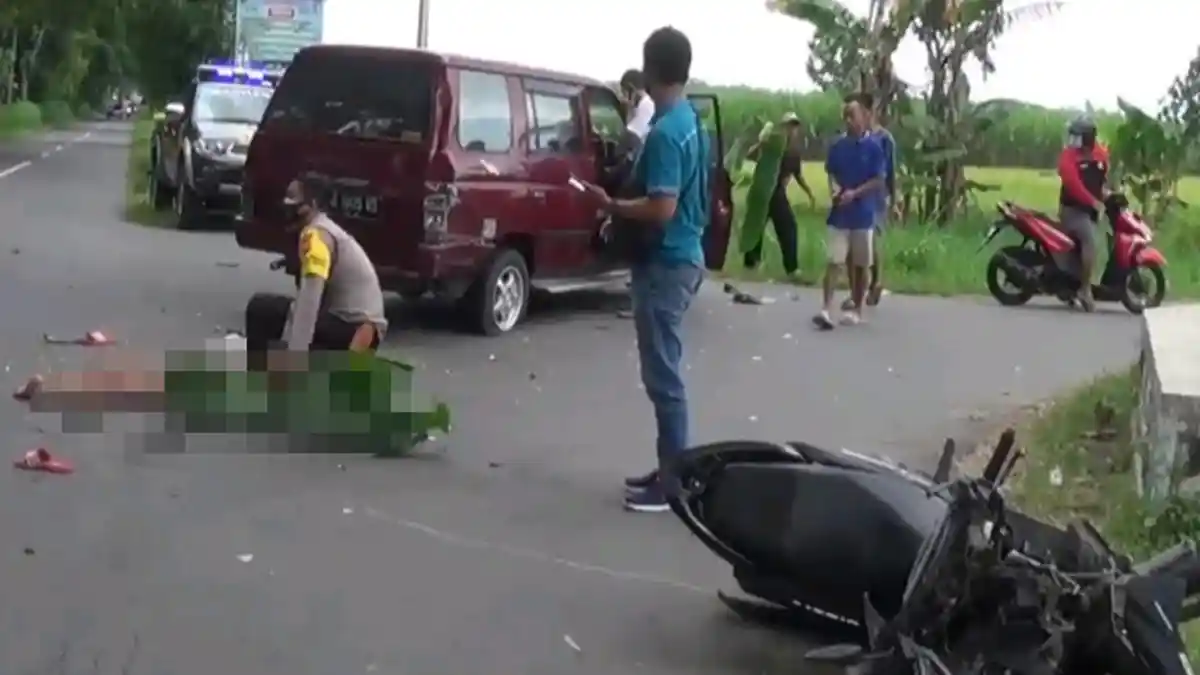 Dua Pelajar Magetan Terpelanting dari Motor Setelah Tabrak Panther, Satu Tak Tertolong