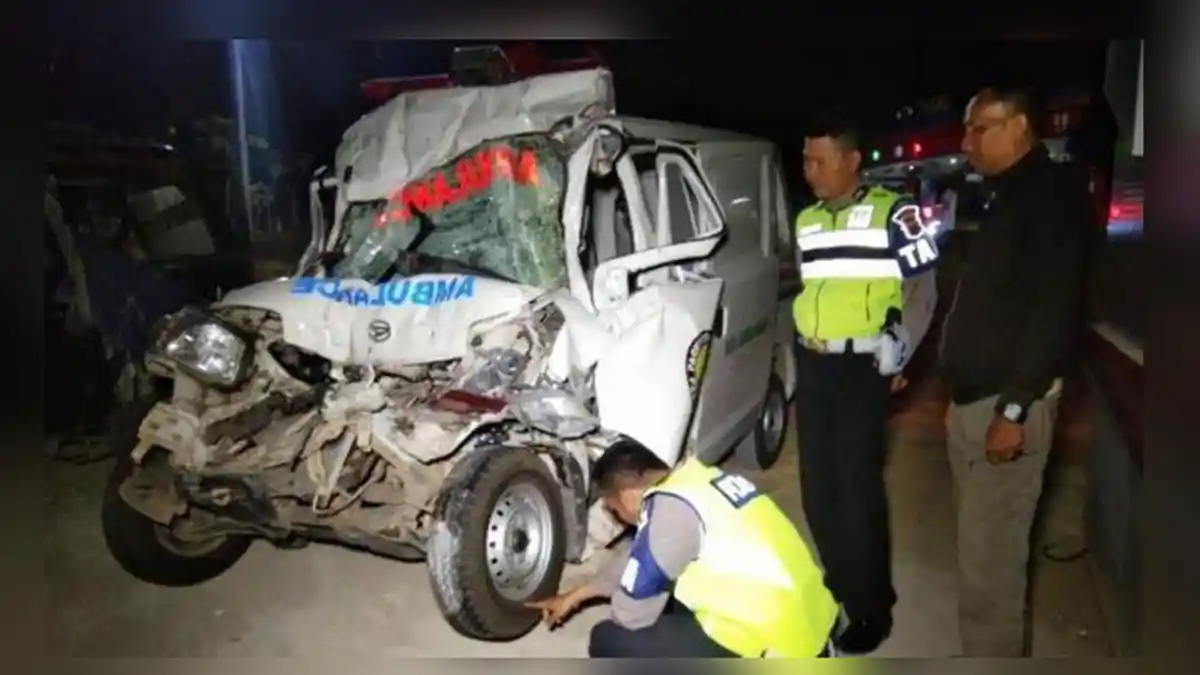 Kecelakaan Lalu Lintas, Ambulans Tabrak Truk, Empat Orang Meninggal Dunia, Sopir dan Penumpang