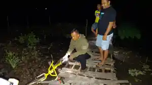 Petugas-kepolisian-saat-tunjukan-sepeda-milik-korban-yang-ditemukan-meninggal.jpg