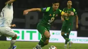 Kapten-Persebaya-Surabaya-Bruno-Moreira-menguasai-bola-melewati-hadangan-pemain-PSIM-Yogyakarta.jpg