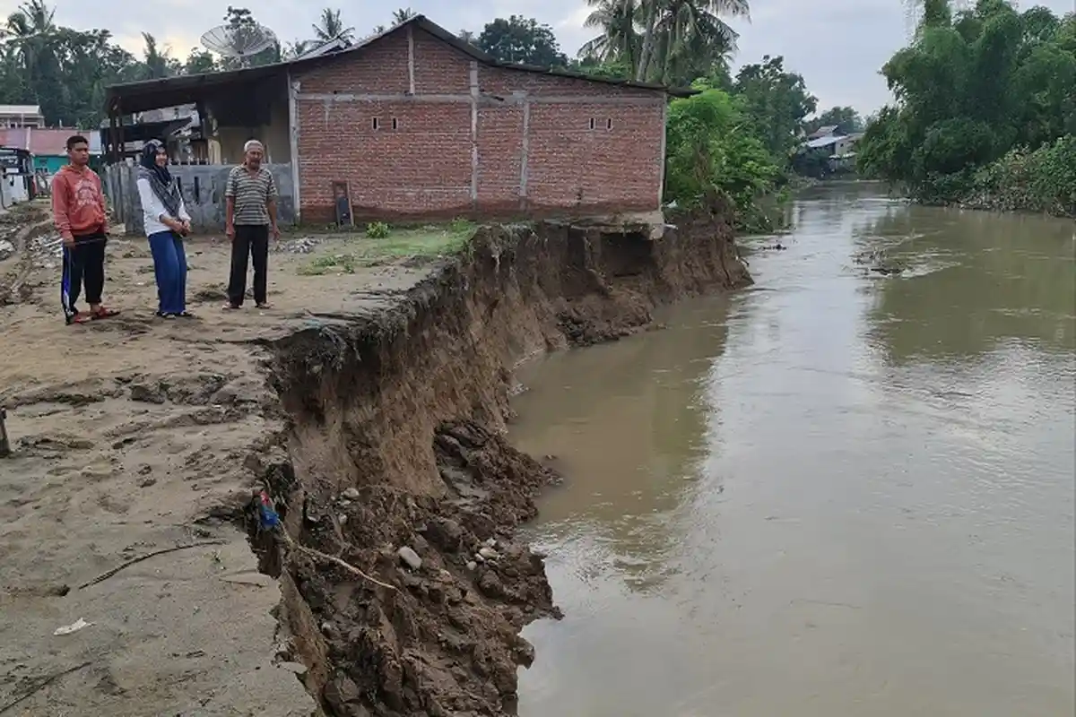 Rumah Warga Gampong Gajah Ayee di Pidie Terancam Ambruk Ke Sungai