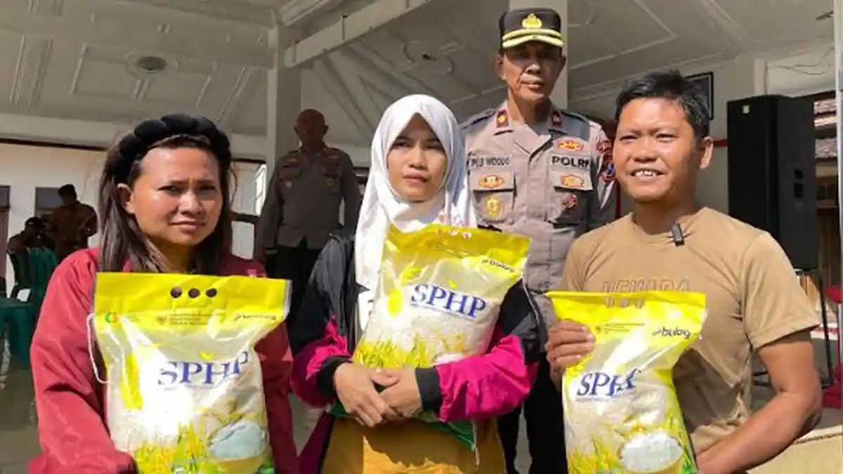 Gandeng Bulog, Polres Blitar Distribusikan 4 Ton Beras SPHP kepada Warga di 2 Desa