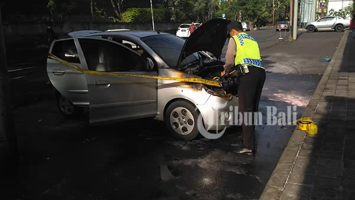 Saat Parkir di Kampus Unud Sudirman, Mobil Mahasiswa Ini Tiba-tiba Terbakar