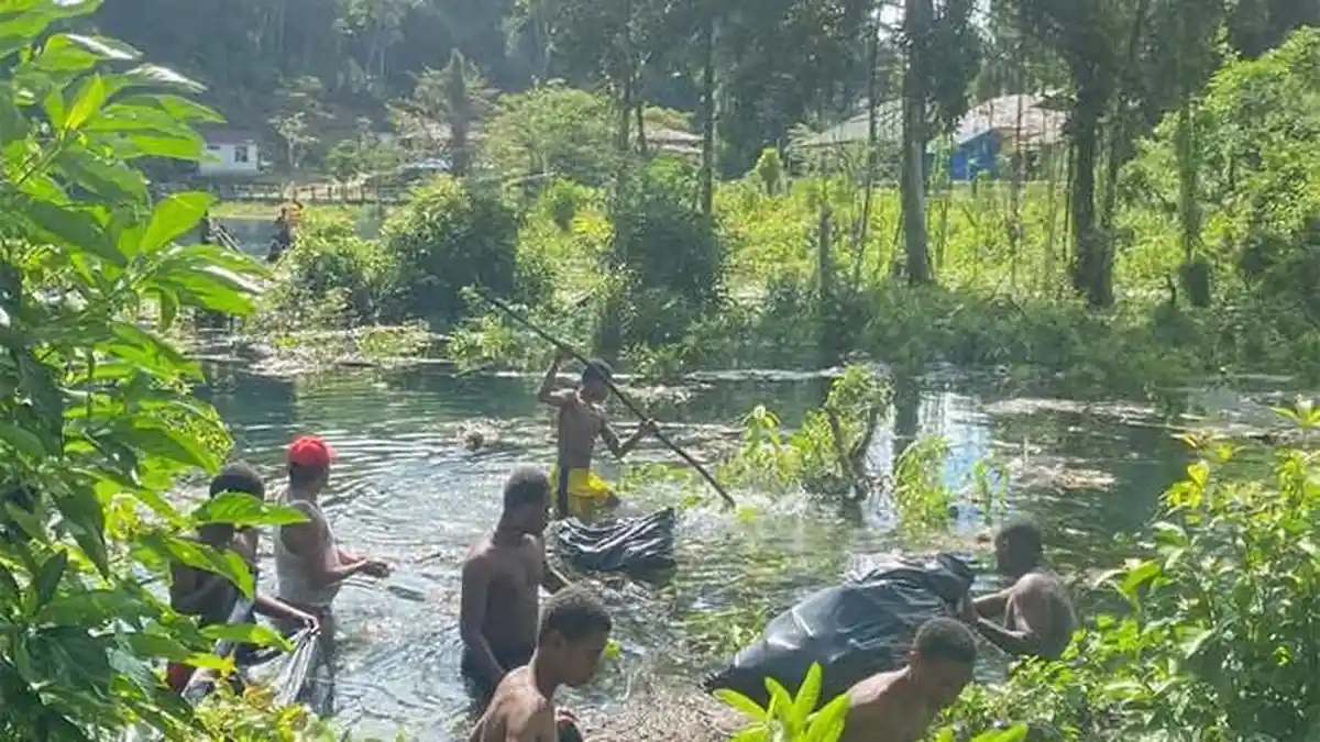 Pemuda Maybrat Bersihkan Danau Uter, Bukti Cinta Lingkungan dari Generasi Muda