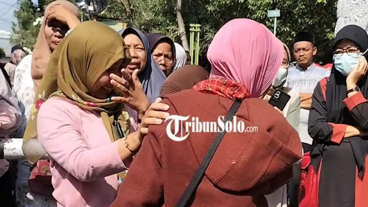 Momen Haru, Anak di Sragen Menangis Sambut Ibu Pulang Haji: Perasaan Lega