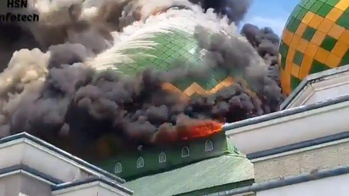 Video Viral, Detik-detik Kubah megah Masjid Agung Belopa Dilalap Api