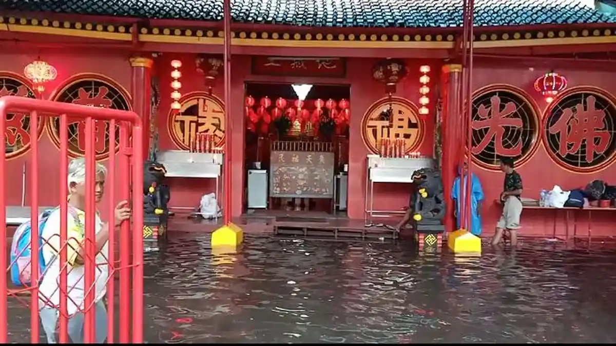 Tergenang Air, Pengunjung Vihara Dharma Bakti Jakarta Barat Tetap Ramai
