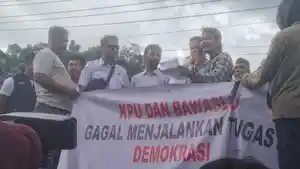 Komisioner-Bawaslu-saat-menemui-massa-aksi-diatas-mobil-tronton-di-depan-Kantor-Bawaslu-Mateng.jpg