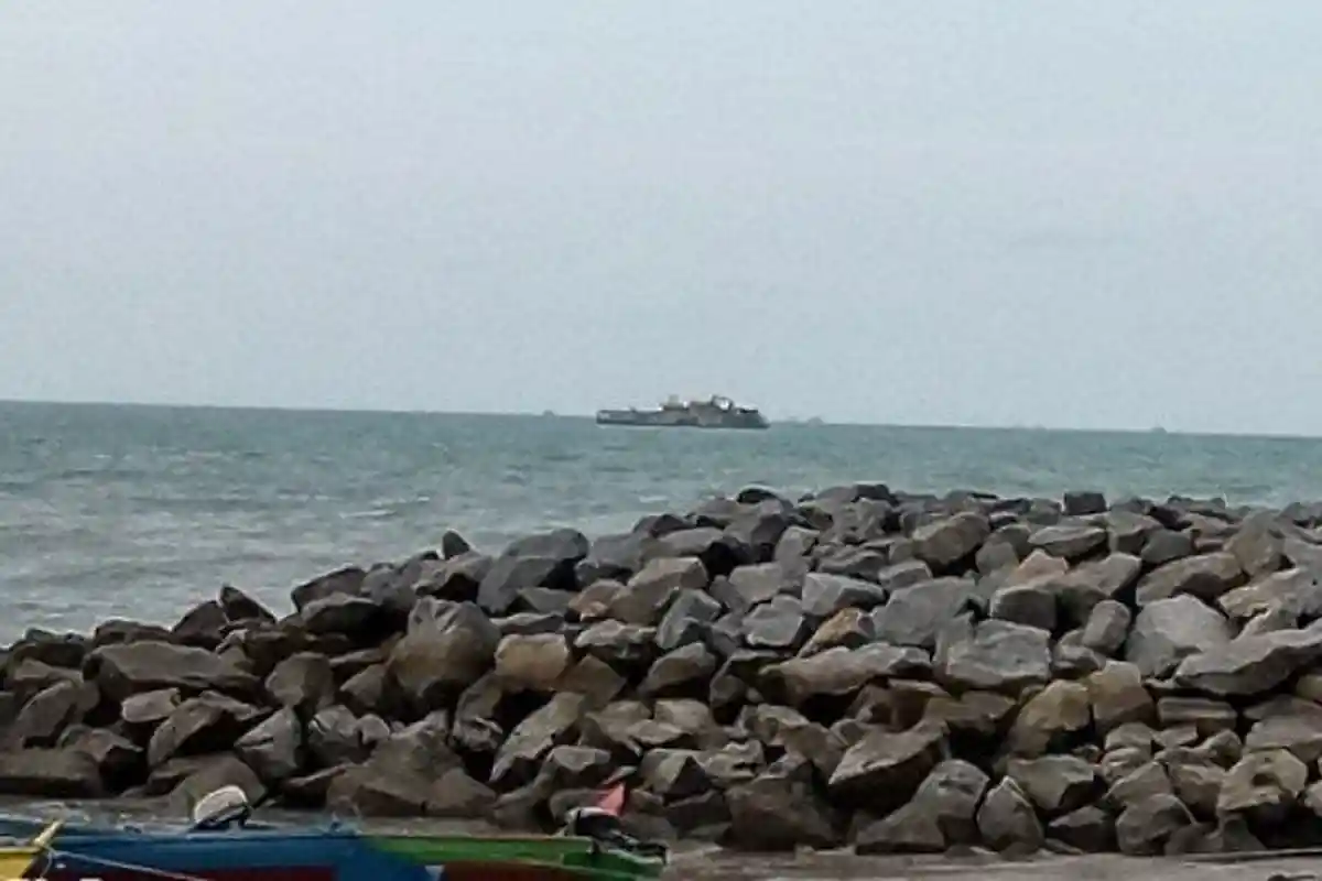Emak-emak Nekat Naik Perahu Usir KIP dari Pantai Matras, Jangan Rusak Kinceng Nasi Kami !