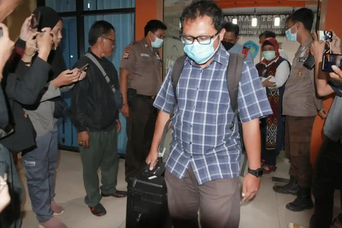 KPK Bawa 2 Koper dan 2 Tas Ransel Berisi Barang Bukti dari Fisip Unila