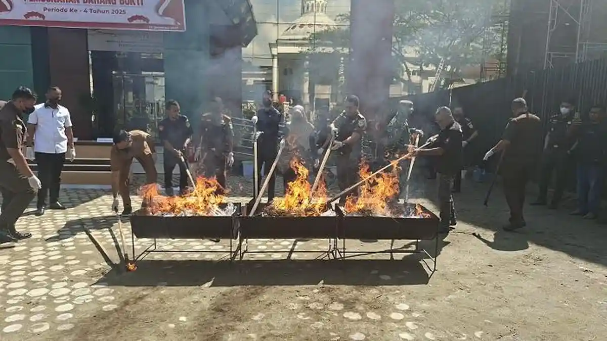 Kejari Aceh Timur Musnahkan Barang Bukti Periode 2025, 750 Butir Ekstasi Dihancurkan